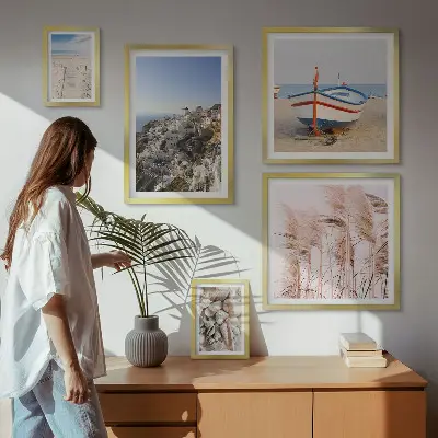 Galeria de quadros para parede com paisagens de praias e edifícios brancos