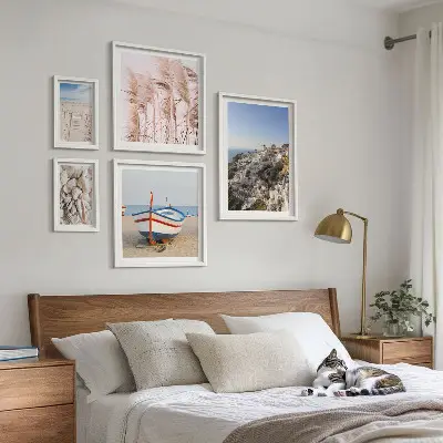 Galeria de quadros para parede com paisagens de praias e edifícios brancos