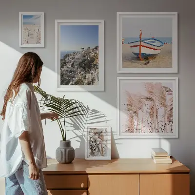 Galeria de quadros para parede com paisagens de praias e edifícios brancos