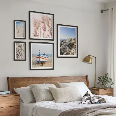 Galeria de quadros para parede com paisagens de praias e edifícios brancos