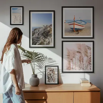 Galeria de quadros para parede com paisagens de praias e edifícios brancos