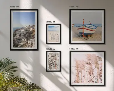 Galeria de quadros para parede com paisagens de praias e edifícios brancos