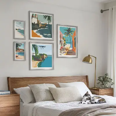 Galeria de parede com praias litorâneas coloridas