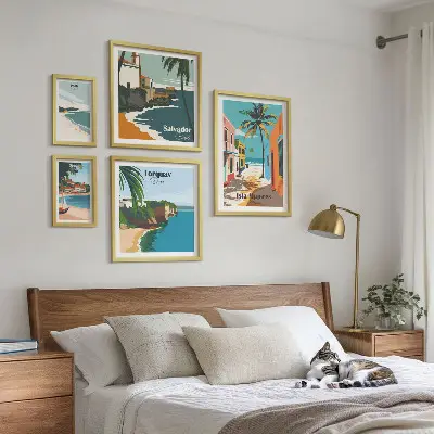 Galeria de parede com praias litorâneas coloridas