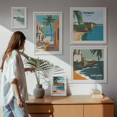 Galeria de parede com praias litorâneas coloridas