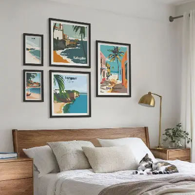 Galeria de parede com praias litorâneas coloridas