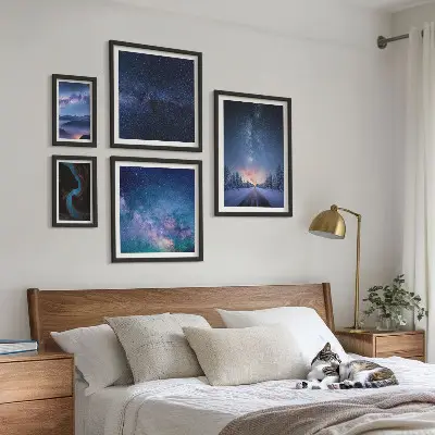 Conjunto de 5 quadros decorativos com paisagens noturnas cósmicas