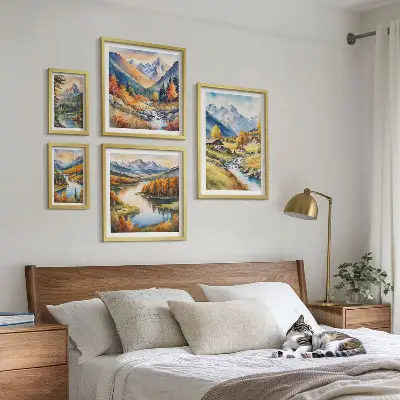 Galeria de parede com paisagens de montanhas, rios e florestas