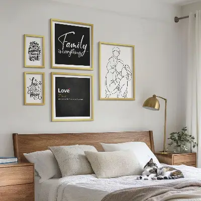 Galeria de parede com temática de valores familiares de amor e proximidade