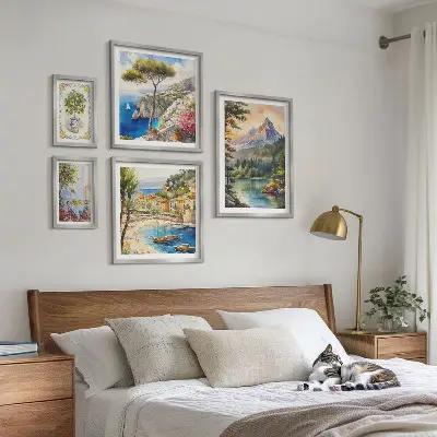 Galeria de parede com paisagens de montanhas e vistas para o mar