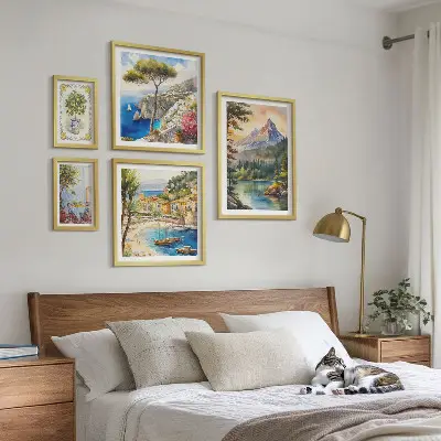Galeria de parede com paisagens de montanhas e vistas para o mar