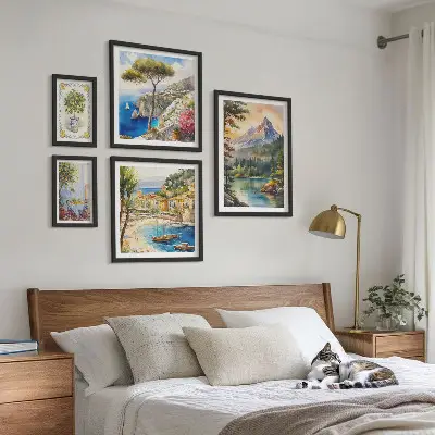 Galeria de parede com paisagens de montanhas e vistas para o mar