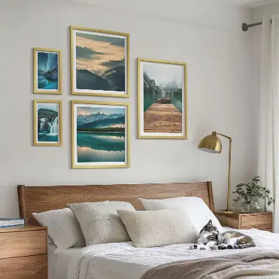 Galeria de parede com paisagens de cachoeiras e montanhas