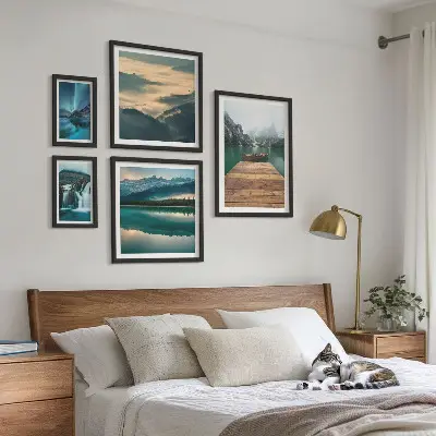 Galeria de parede com paisagens de cachoeiras e montanhas