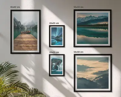 Galeria de parede com paisagens de cachoeiras e montanhas