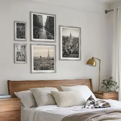 Conjunto de 5 quadros com moldura com panoramas urbanos das capitais europeias