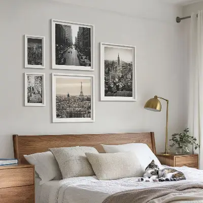 Conjunto de 5 quadros com moldura com panoramas urbanos das capitais europeias