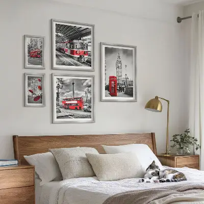 Galeria de quadros para parede com motivos londrinos e detalhes