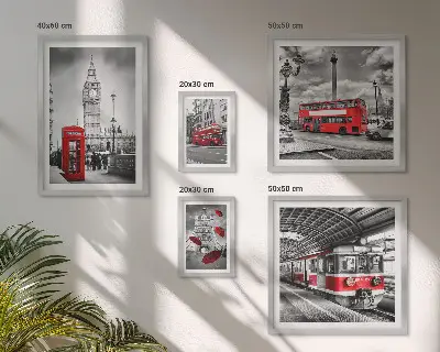 Galeria de quadros para parede com motivos londrinos e detalhes
