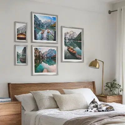 Conjunto de 5 quadros decorativos com barcos de madeira em lagos tranquilos