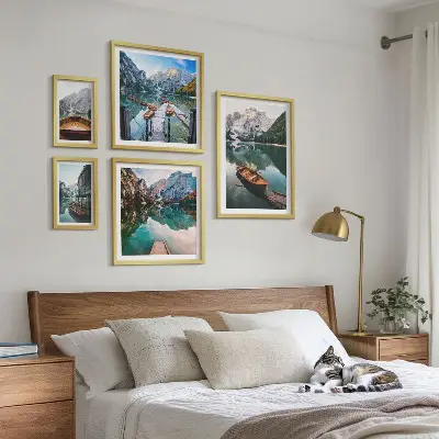 Conjunto de 5 quadros decorativos com barcos de madeira em lagos tranquilos