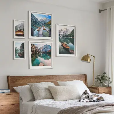 Conjunto de 5 quadros decorativos com barcos de madeira em lagos tranquilos