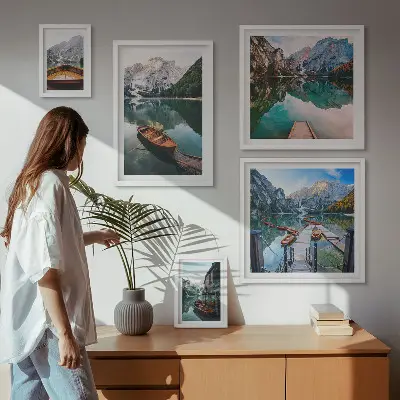 Conjunto de 5 quadros decorativos com barcos de madeira em lagos tranquilos