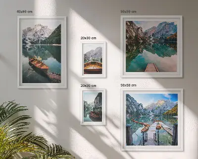 Conjunto de 5 quadros decorativos com barcos de madeira em lagos tranquilos