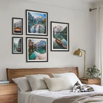 Conjunto de 5 quadros decorativos com barcos de madeira em lagos tranquilos