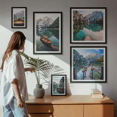 Conjunto de 5 quadros decorativos com barcos de madeira em lagos tranquilos