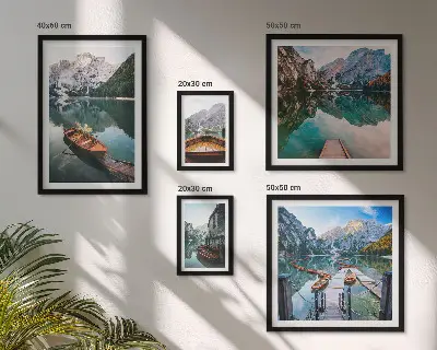 Conjunto de 5 quadros decorativos com barcos de madeira em lagos tranquilos