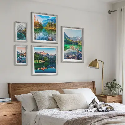Conjunto de 5 quadros com moldura com paisagens de montanhas, lagos e florestas