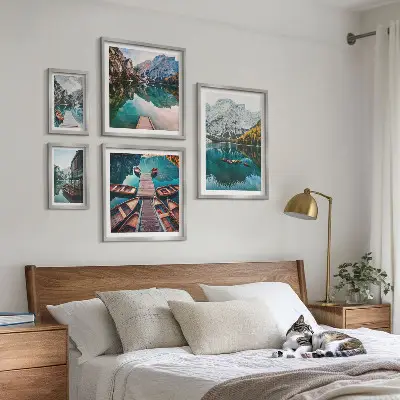 Conjunto de 5 quadros decorativos com imagem de barcos de madeira em lagos de montanha