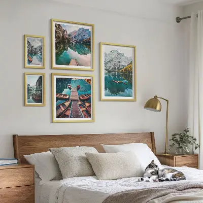 Conjunto de 5 quadros decorativos com imagem de barcos de madeira em lagos de montanha