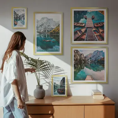Conjunto de 5 quadros decorativos com imagem de barcos de madeira em lagos de montanha