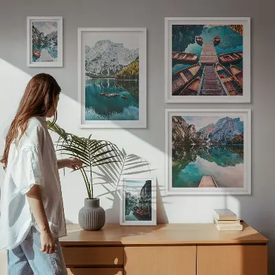 Conjunto de 5 quadros decorativos com imagem de barcos de madeira em lagos de montanha