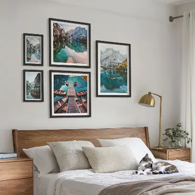Conjunto de 5 quadros decorativos com imagem de barcos de madeira em lagos de montanha