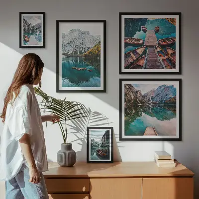 Conjunto de 5 quadros decorativos com imagem de barcos de madeira em lagos de montanha