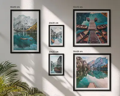 Conjunto de 5 quadros decorativos com imagem de barcos de madeira em lagos de montanha