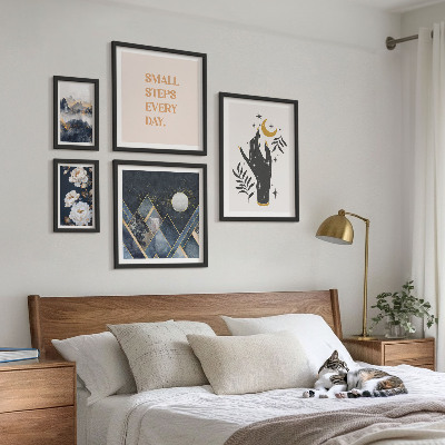 Parede galeria de quadros Estilo boho com elementos da natureza e mensagens.
