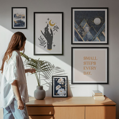 Parede galeria de quadros Estilo boho com elementos da natureza e mensagens.