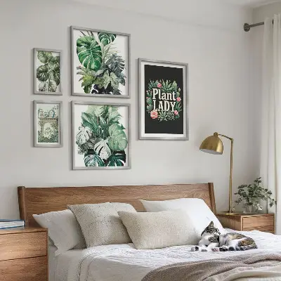 Galeria de quadros de parede com temática boho e tons de verde inspirados em plantas