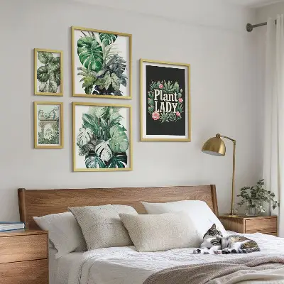 Galeria de quadros de parede com temática boho e tons de verde inspirados em plantas