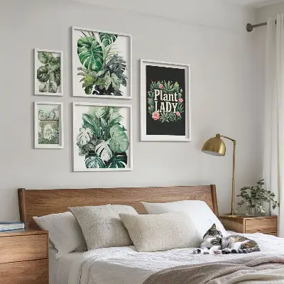 Galeria de quadros de parede com temática boho e tons de verde inspirados em plantas
