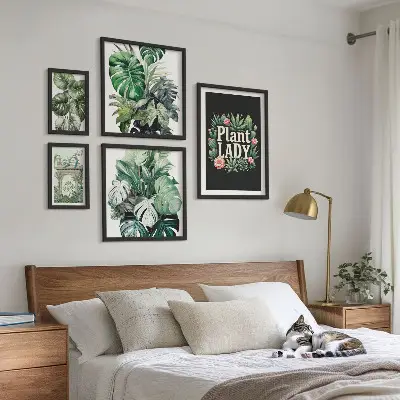 Galeria de quadros de parede com temática boho e tons de verde inspirados em plantas