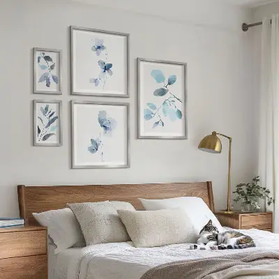 Conjunto de 5 quadros decorativos com detalhes de plantas em azul