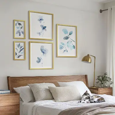 Conjunto de 5 quadros decorativos com detalhes de plantas em azul