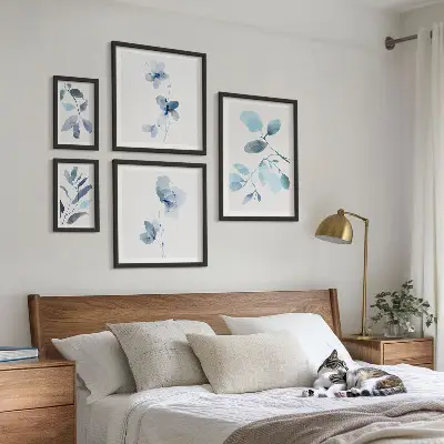 Conjunto de 5 quadros decorativos com detalhes de plantas em azul