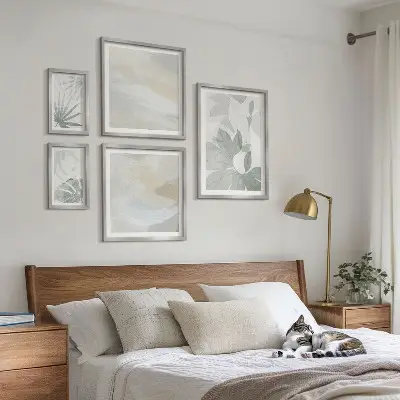 Conjunto de 5 quadros decorativos com motivos vegetais em tons de cinza e branco