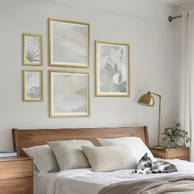 Conjunto de 5 quadros decorativos com motivos vegetais em tons de cinza e branco